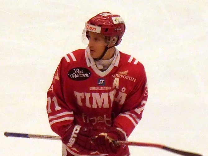 Jonathan Hedström i Timrå IK:s röda matchtröja med A på bröstet under en match