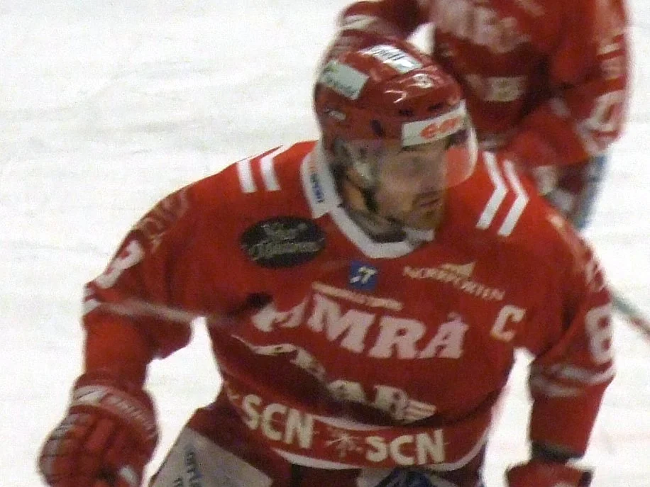 Sanny Lindström som lagkapten för Timrå IK, iklädd den röda hemmatröjan med ett C på bröstet